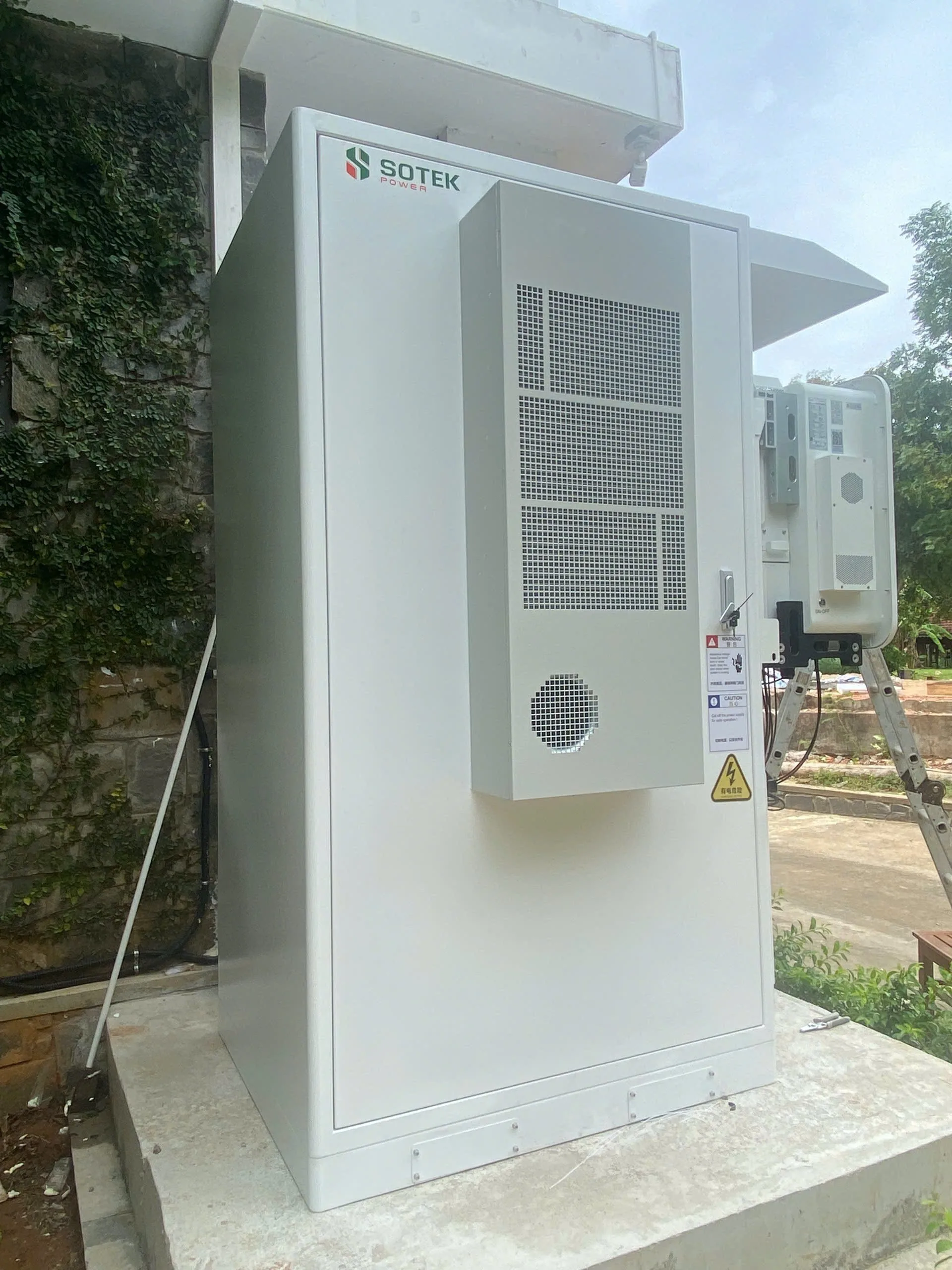 Cận cảnh tủ BESS SOTEK POWER ngoài trời tại The Indochine Lake Retreat Resort